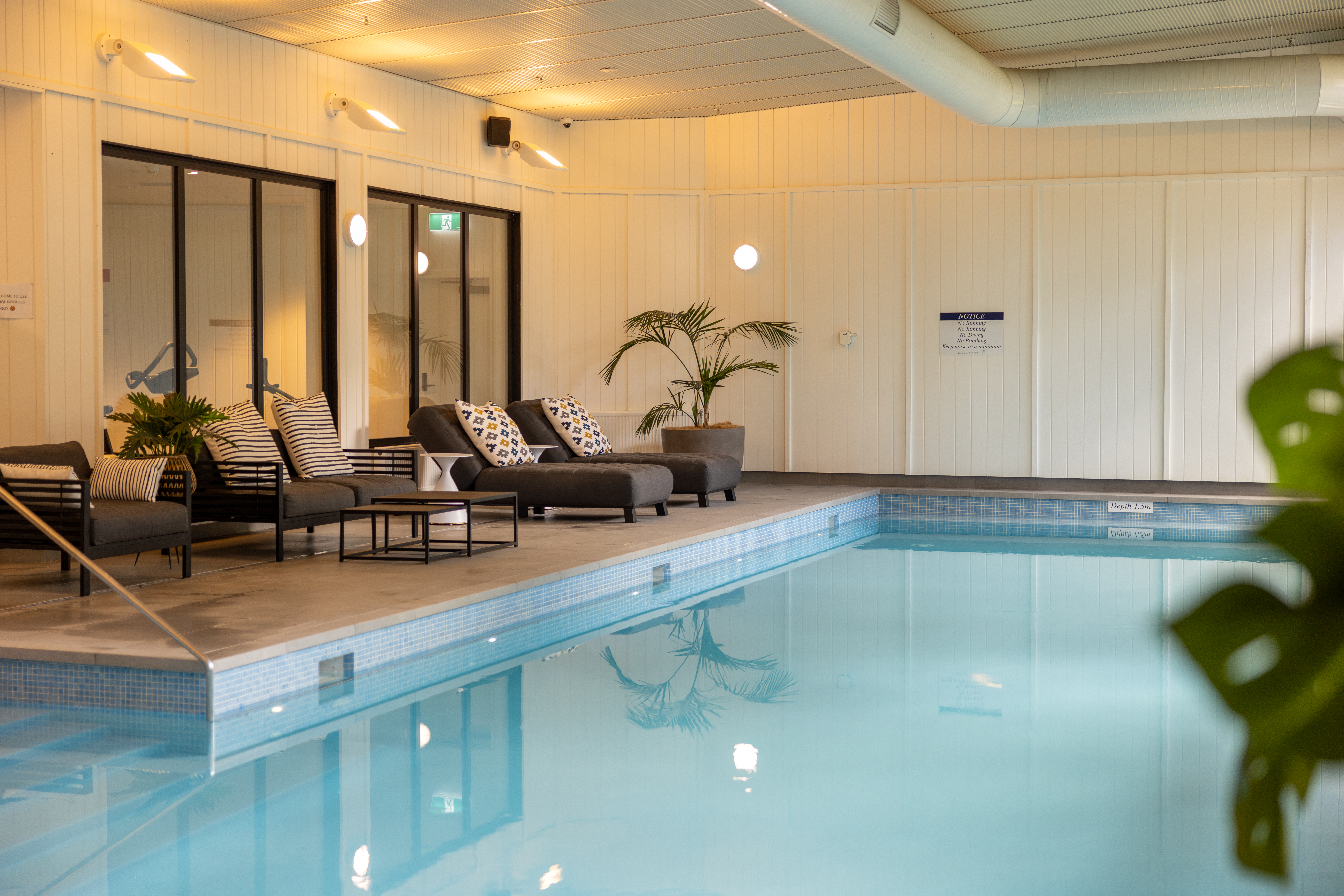 Indoor pool & spa 